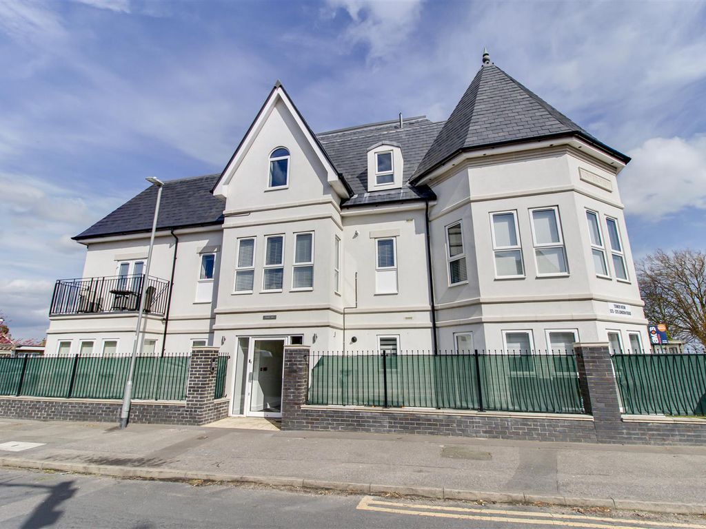 2 bed flat for sale in London Road, Hadleigh, Benfleet SS7 Zoopla