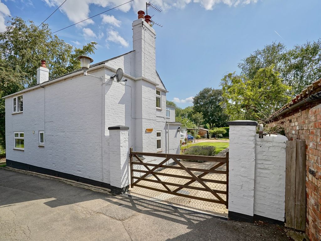 4 bed detached house for sale in Carnaby, Kimbolton, Huntingdon PE28, £