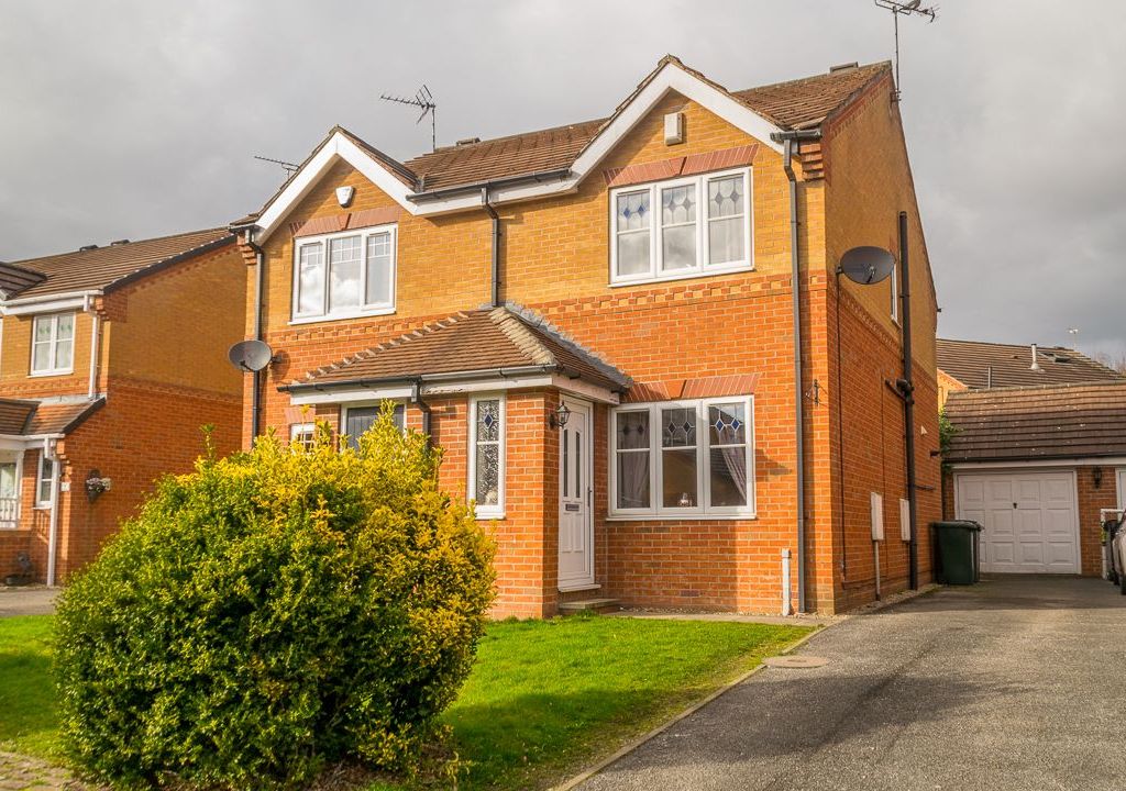 2 bed semidetached house for sale in Martin Close, Morley, Leeds LS27