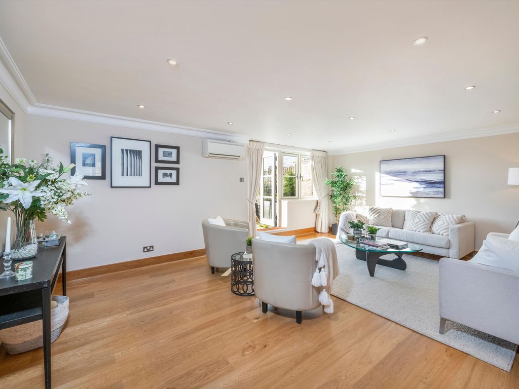 Anderson Square, London N1  