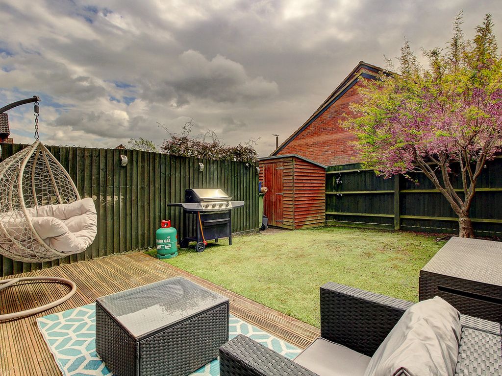 3 bed terraced house for sale in Hainault Avenue, Giffard Park MK14, £