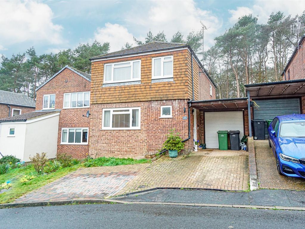 4 bed detached house for sale in Pinewood Way, St. LeonardsOnSea TN38