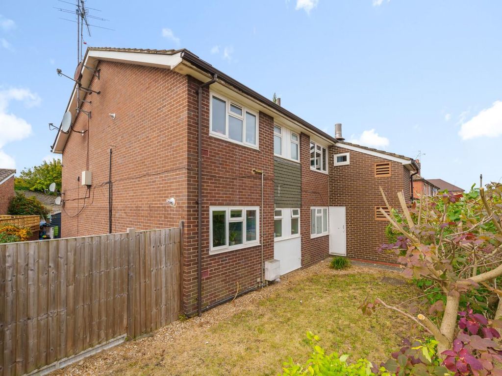 2 bed flat for sale in Oakfields, Alexandra Avenue, Camberley GU15, £