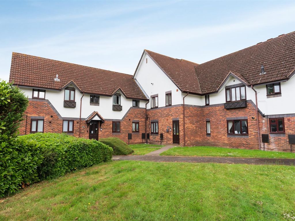 Studio to rent in Osprey Close, West Drayton UB7, £925 pcm Zoopla