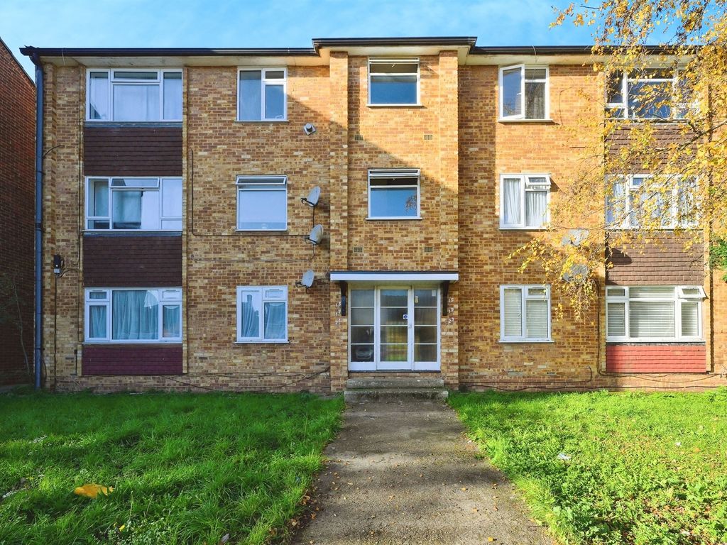 2 bed property for sale in Oxford Close, Cheshunt, Waltham Cross EN8, £