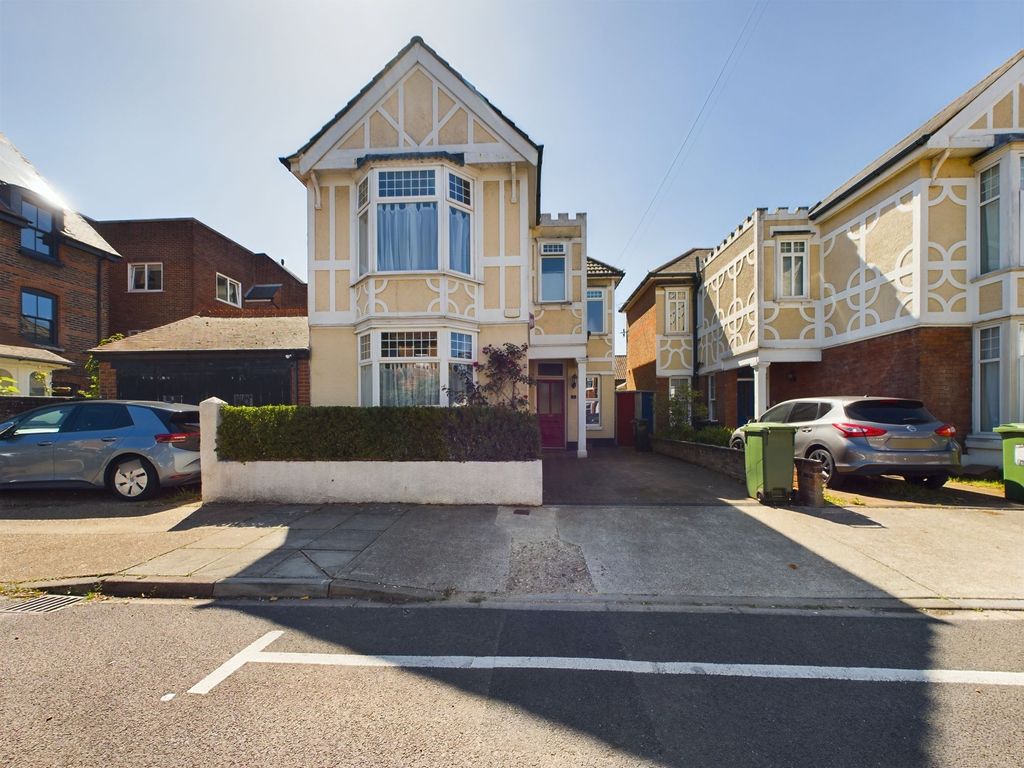 4 bed detached house to rent in Craneswater Avenue, Southsea PO4, £