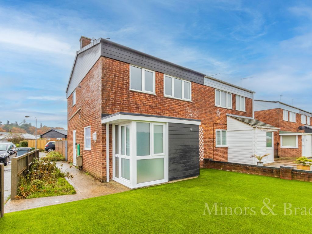 3 bed semidetached house to rent in Larch Close, Norwich NR7, £1,100