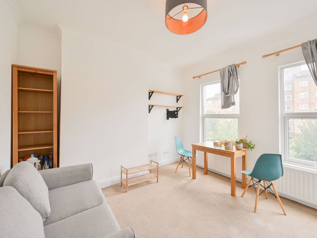 2 bed flat for sale in Wandsworth Road, Vauxhall, London SW8, £500,000