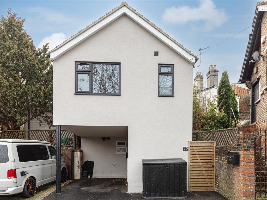 2 bed detached house for sale in Oakdene Road, Redhill RH1, £400,000