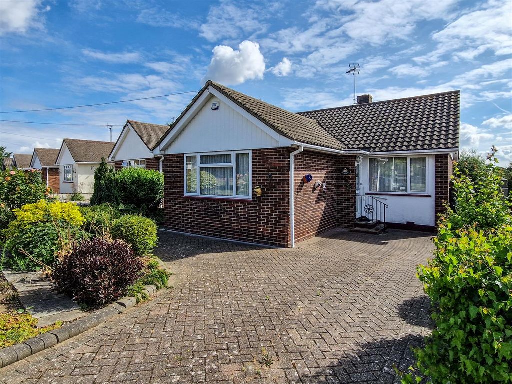2 bed detached bungalow for sale in Pinewood Avenue, Eastwood, LeighOn