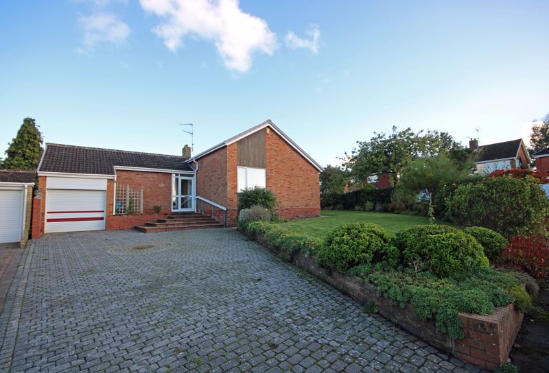 3 bed detached bungalow for sale in Compton Road, Stourbridge DY9, £