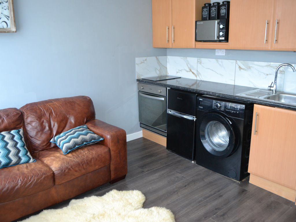 2 bed flat to rent in Pershore Road, Selly Park, Birmingham B29, £780 pcm Zoopla