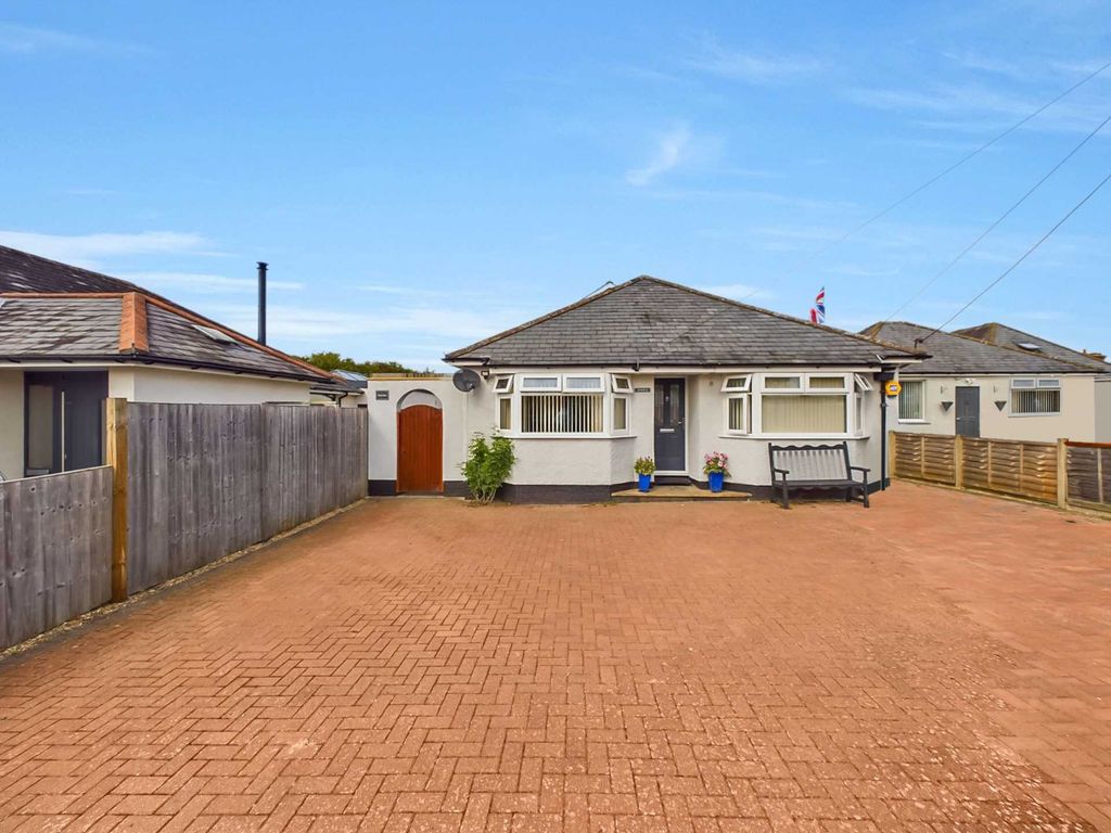 5 bed detached house for sale in Highfield Avenue, High HP12, £