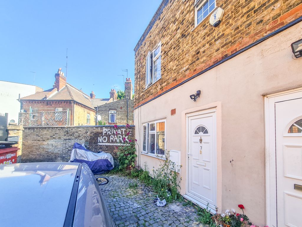 1 bed mews house for sale in Gladstone Mews, Wood Green, London N22