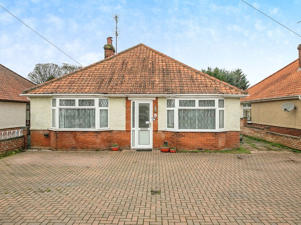 3 bed detached bungalow for sale in Bixley Road, Ipswich IP3, £345,000