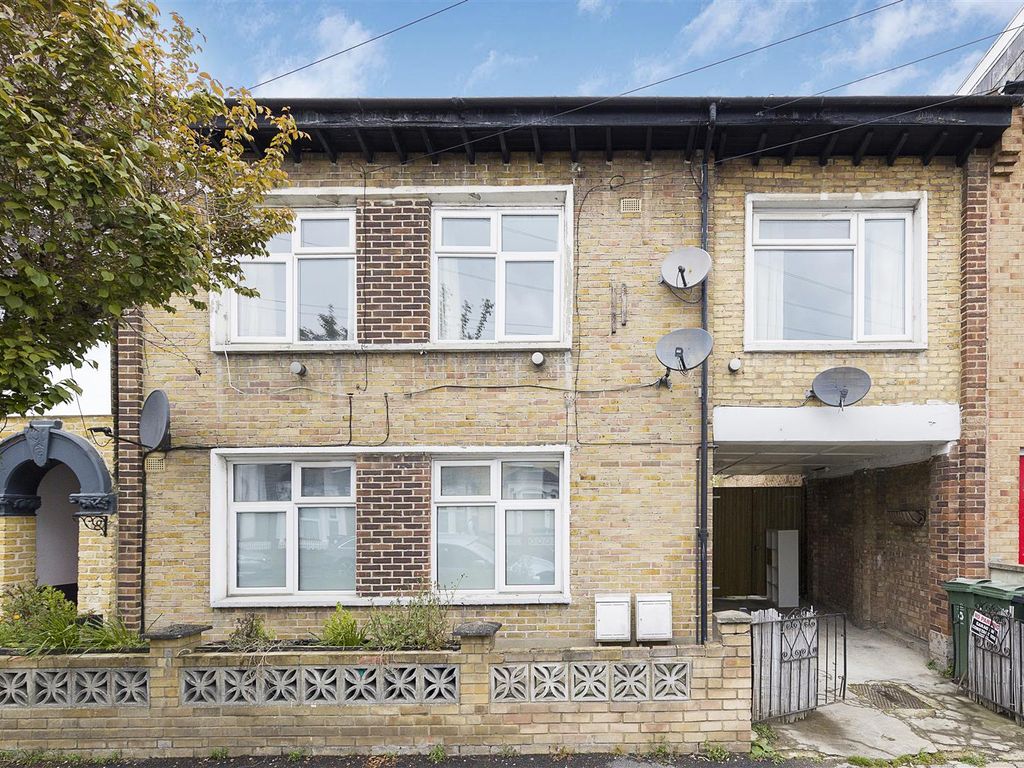 3 bed flat to rent in Ashville Road, London E11, £1,800 pcm Zoopla