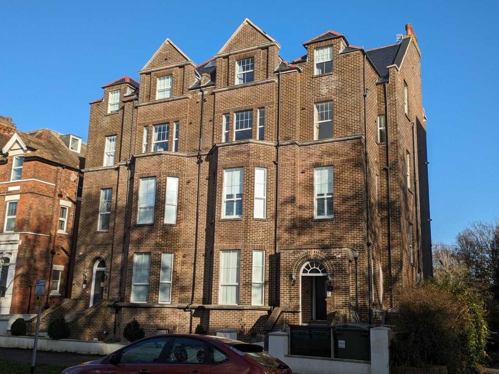 2 bed flat to rent in Earls Avenue, Folkestone, Kent CT20, £1,200 pcm