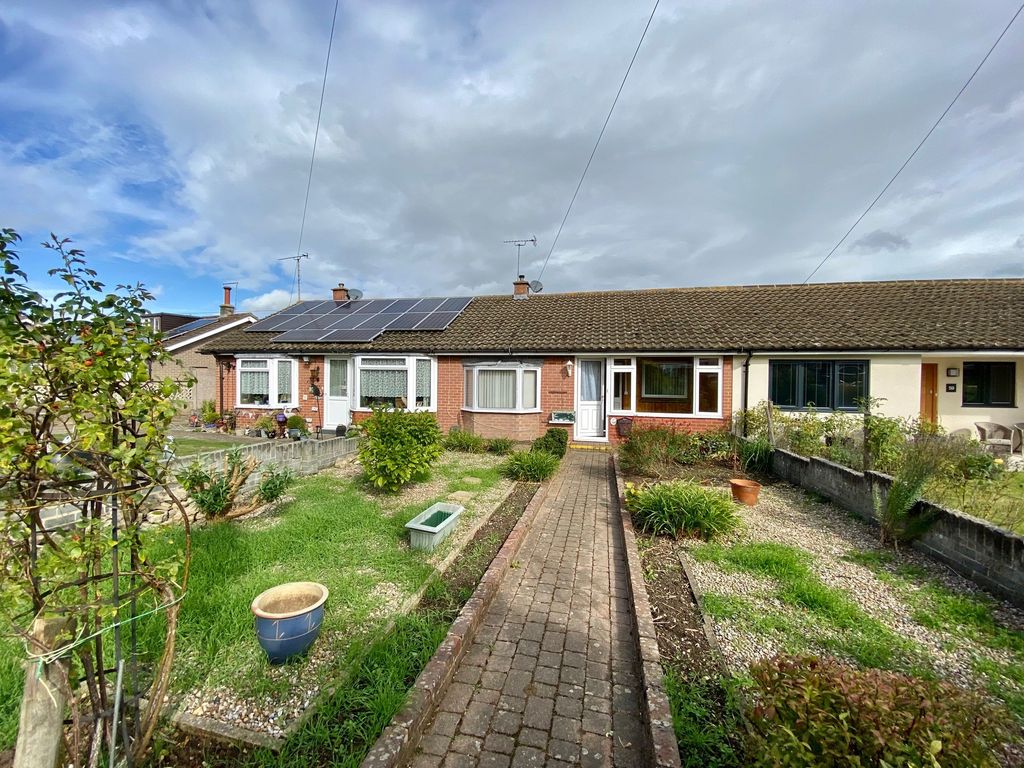 2 bed bungalow to rent in Wellington Street, Thame OX9, £1,200 pcm Zoopla