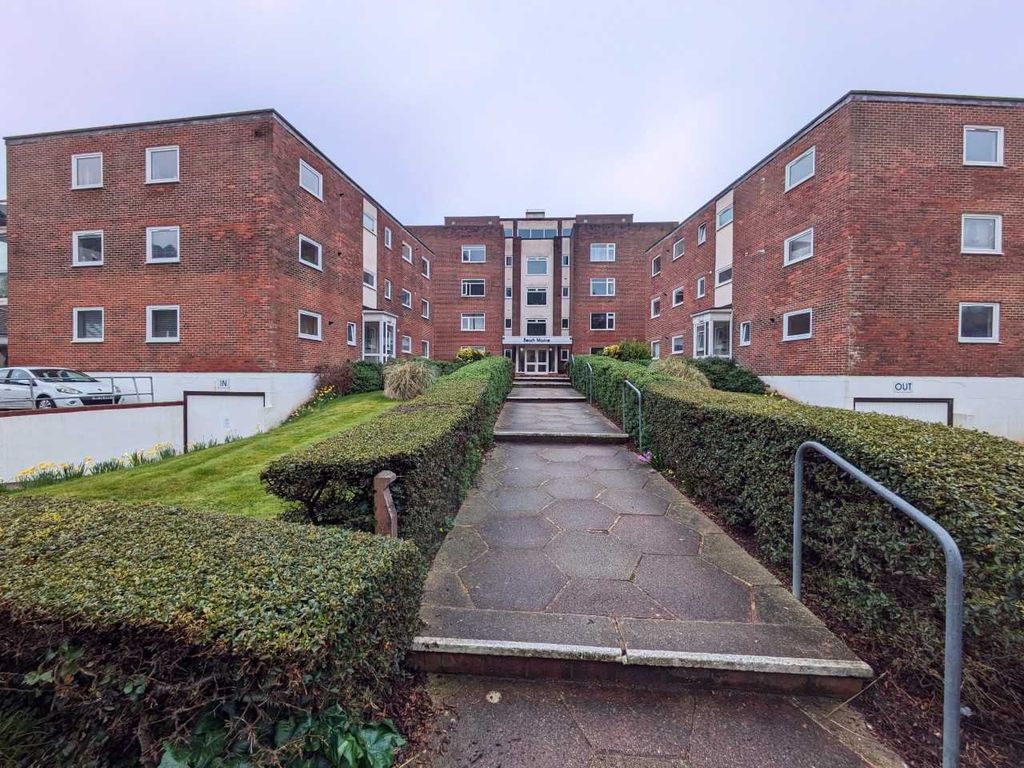 2 bed flat to rent in The Riviera, Sandgate, Folkestone, Kent CT20, £