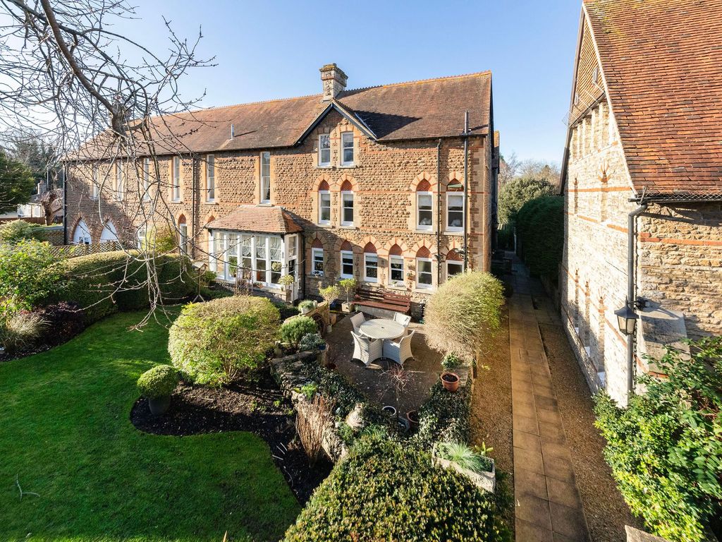 4 bed semidetached house for sale in Priory Road, Wantage OX12, £