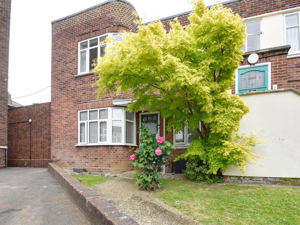 2 bed flat for sale in Moss Hall Grove, North Finchley, London N12, £