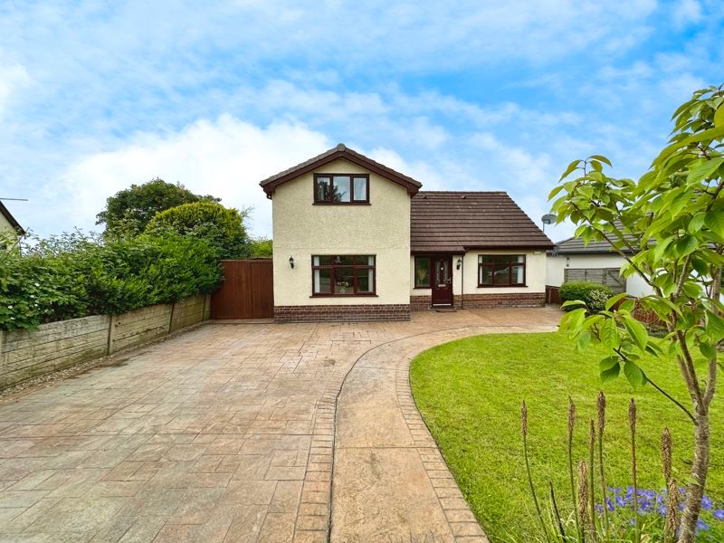 4 bed detached house for sale in Greenside, Ainsworth Village BL2, £