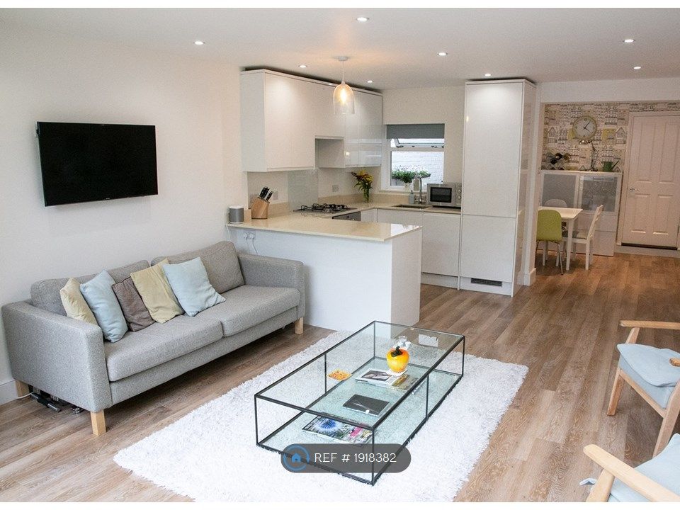 2 bed flat to rent in Cleveland Gardens, London SW13, £2,850 pcm Zoopla