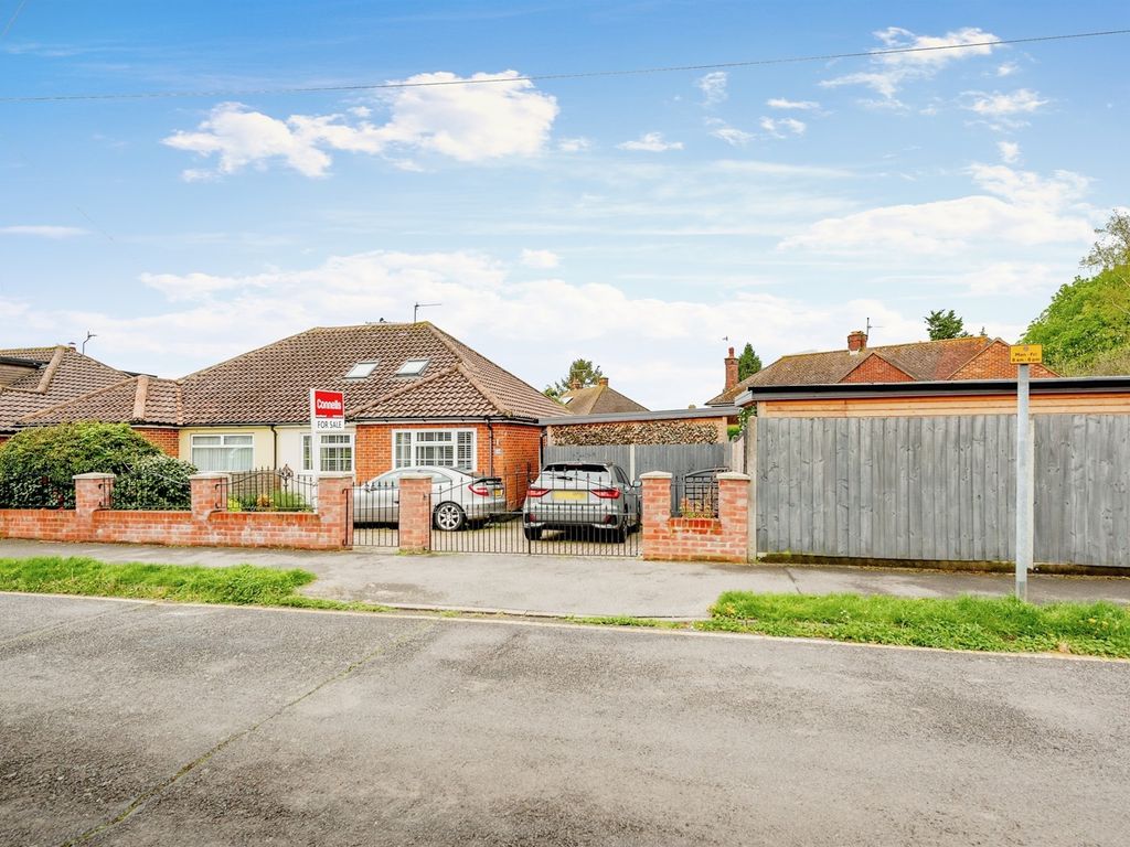 3 bed semidetached bungalow for sale in The Crescent, Horley RH6 Zoopla