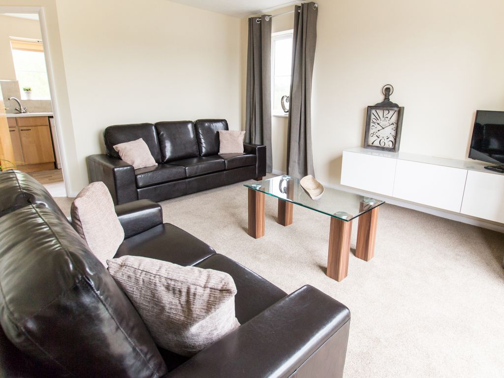 2 bed flat to rent in Lyon Close, Maidenbower, Crawley RH10, £1,375 pcm