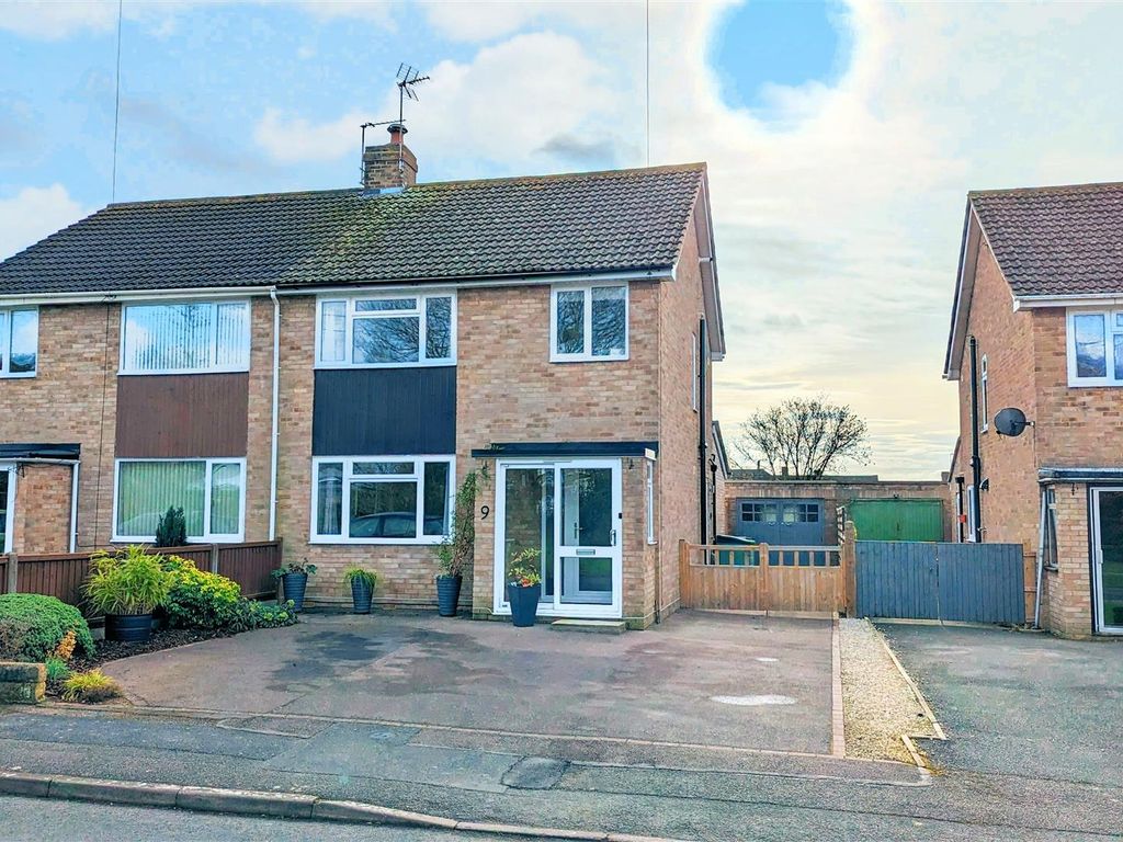 3 bed semidetached house for sale in Ellenborough Road, Cleeve