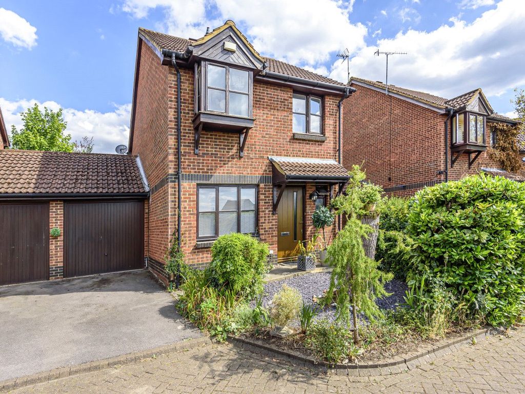 4 bed link detached house for sale in Burpham, Guildford, Surrey GU4, £