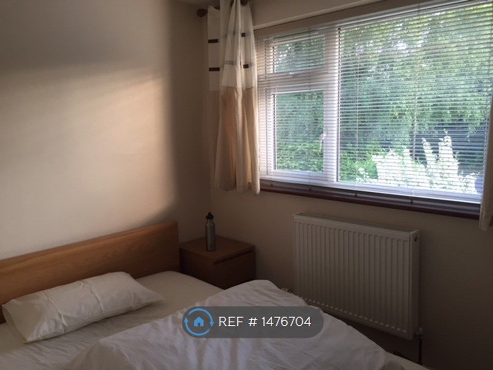 4 bed semidetached house to rent in Tadley, Tadley RG26, £900 pcm Zoopla