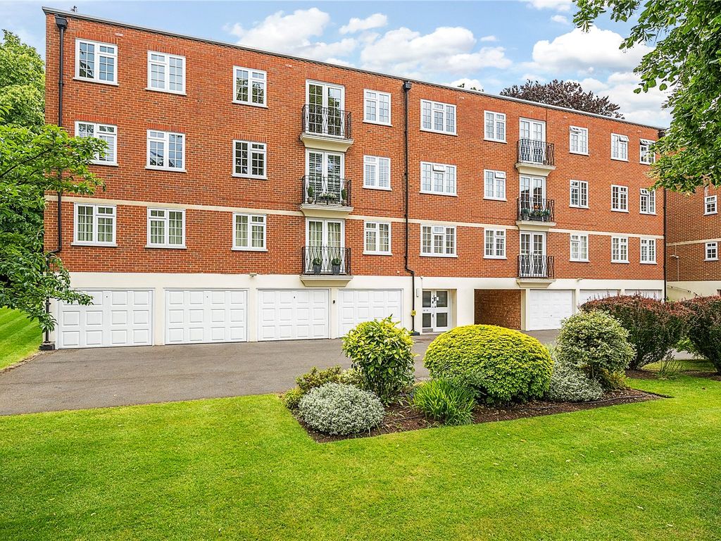 2 bed flat to rent in St. Avenue, Weybridge, Surrey KT13, £