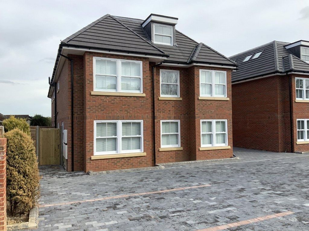 2 bed flat to rent in Ware Road, Hoddesdon EN11 Zoopla