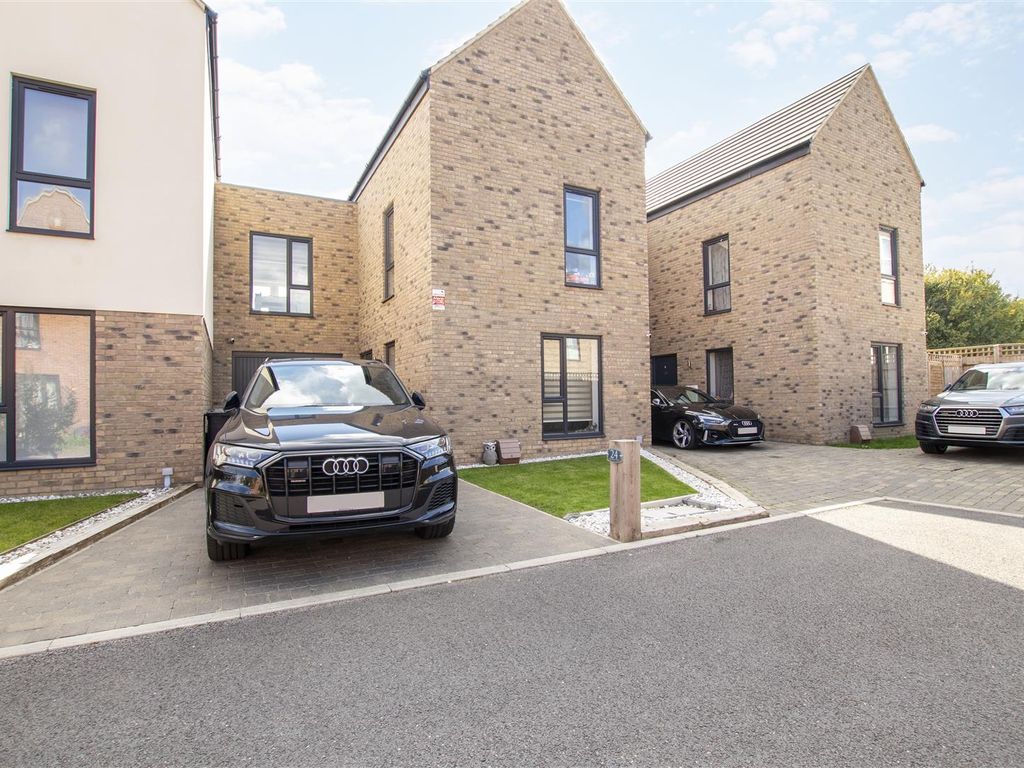 4 bed property to rent in Beadman Road, Cheshunt, Waltham Cross EN8, £