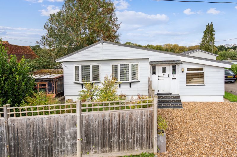 2 bed mobile/park home for sale in Frogmill Spinney, Hurley, Maidenhead