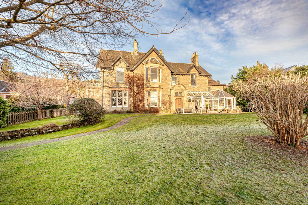 5 bed link detached house for sale in ‘Logie Aston’, Kenilworth Road