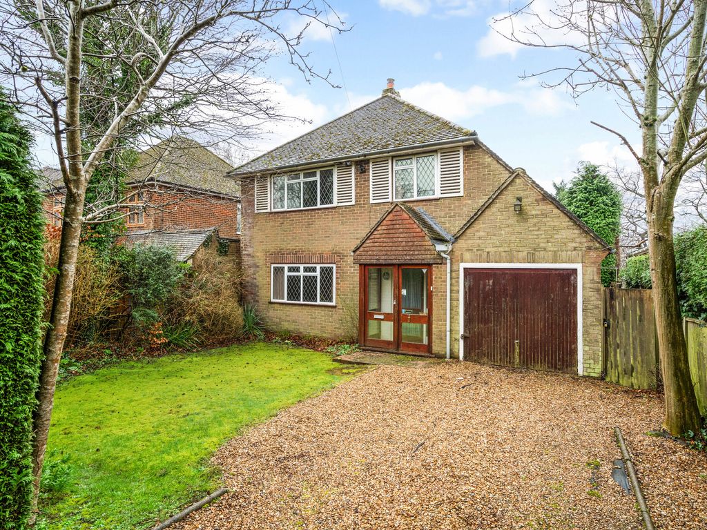 3 bed detached house for sale in Brays Close, Amersham HP6, £695,000
