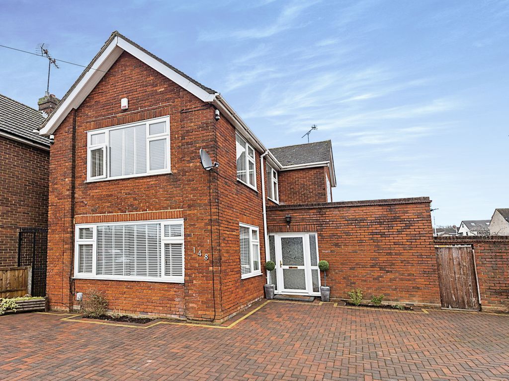 4 bed detached house for sale in Oakley Road, Luton, Bedfordshire