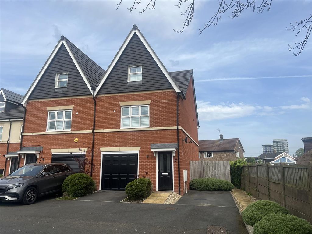 3 bed semidetached house for sale in Wright Close, Handforth, Wilmslow