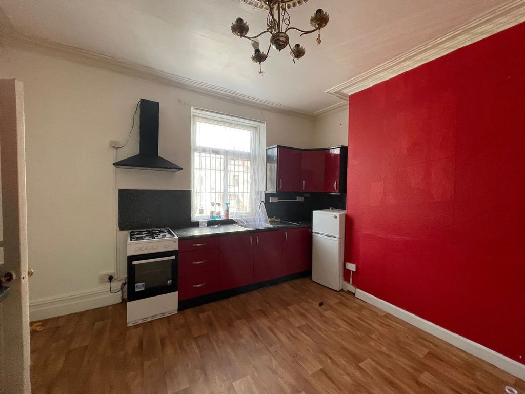 4 bed terraced house to rent in Clive Place, Bradford, West Yorkshire