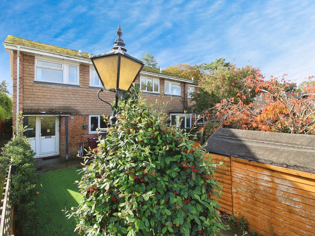 2 bed end terrace house for sale in Tufts Field, Midhurst, West Sussex