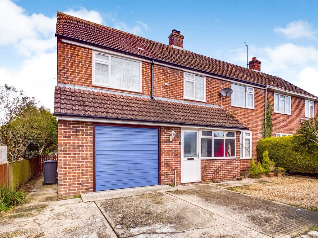 5 bed semidetached house for sale in Kingsley Close, Shaw, Newbury