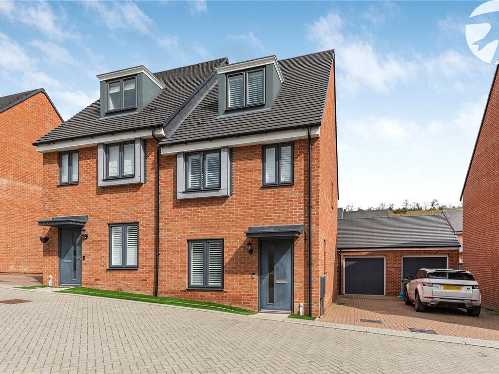 3 bed semidetached house for sale in Flint Rise, Castle Hill