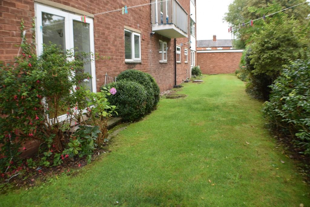 2 bed flat to rent in Victoria Close, StratfordUponAvon CV37, £850