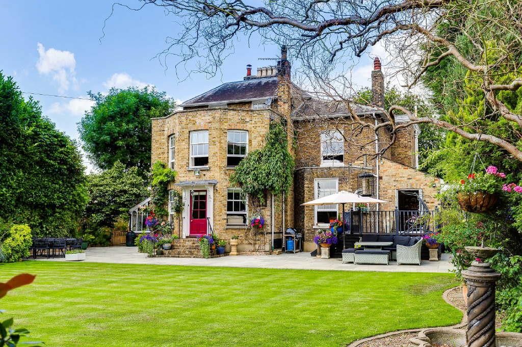 5 bed detached house to rent in High Road, Broxbourne, Hertfordshire