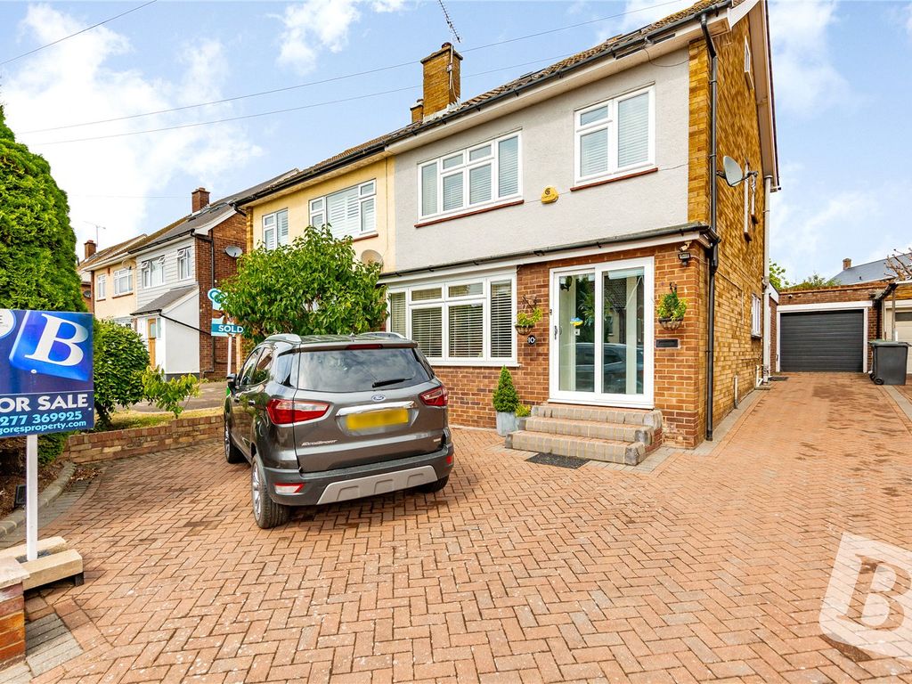 4 bed semidetached house for sale in Marks Avenue, Ongar, Essex CM5