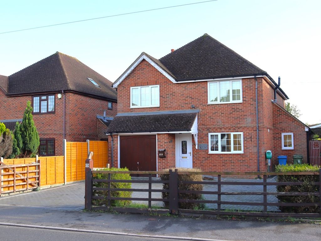 4 bed detached house for sale in Fleet Road, Farnborough GU14, £585,000