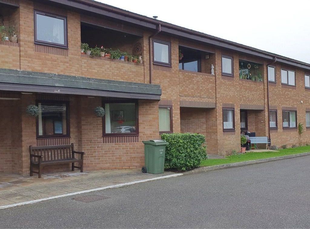 2 bed flat for sale in the lawns, fairlee road, newport, isle of wight po30