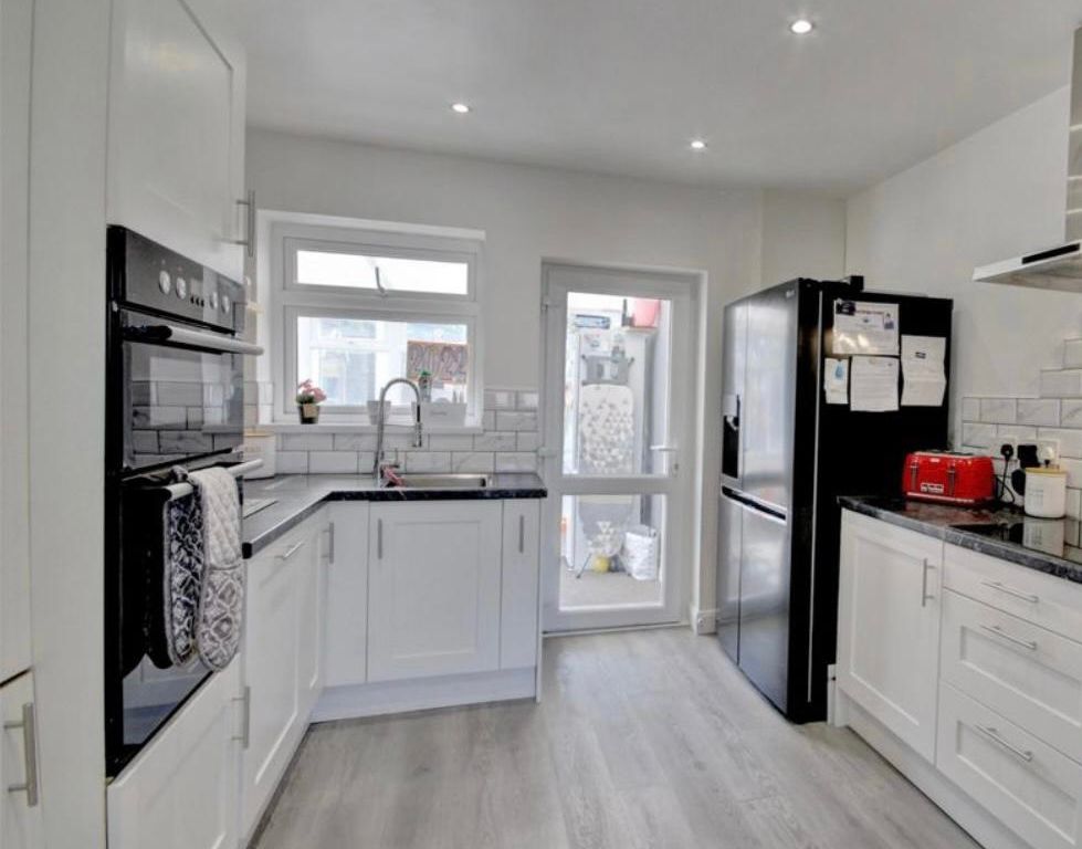 3 bed semidetached house to rent in Windermere Avenue, Binley